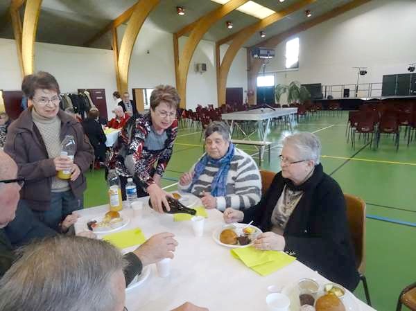 Les seniors  de Châtillon sur Seine ont partagé un goûter en musique, avec le "Tamalou Orchestra" 