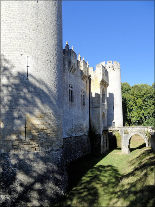 Coté médiéval du château de Roquetaillade (Gironde)