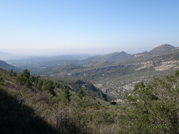 Le panorama depuis la grotte de Manon. Au fond à gauche, Marseille enveloppée de brume. A droite, le sommet de Grande Tête Rouge.