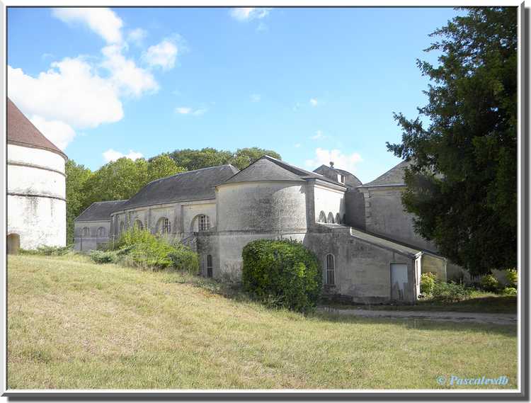 Château du Bouilh - l'arrière de la chapelle