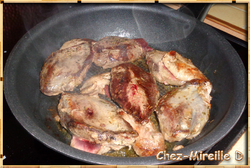 Filets de Pigeons Mijotés aux Lardons et Champignons