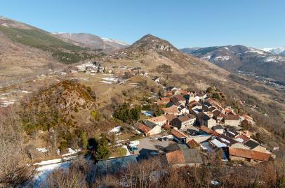 LORDAT LE VILLAGE LE CHATEAU ET LES RAPACES DU CHATEAU