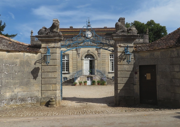 Le château de Beaumont sur Vingeanne a ouvert ses portes aux Amis d'Aignay et alentours....