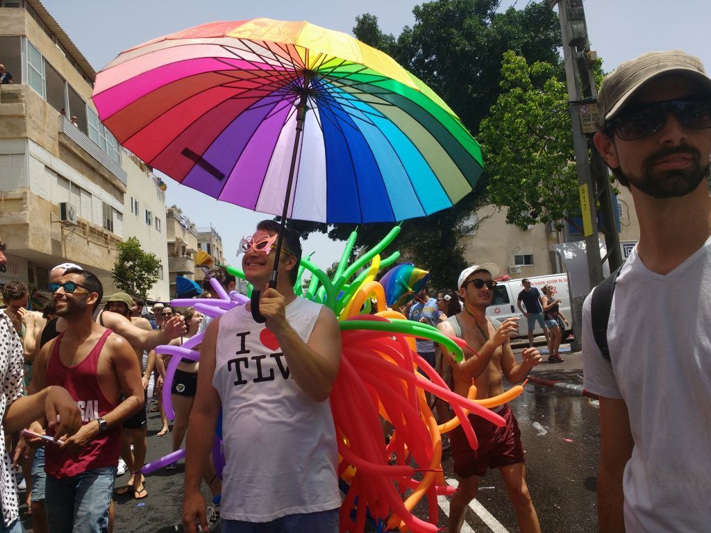 La Gay pride à Tel Aviv le 3 juin 2016 (Crédit : Melanie Lidman/Times of Israel)