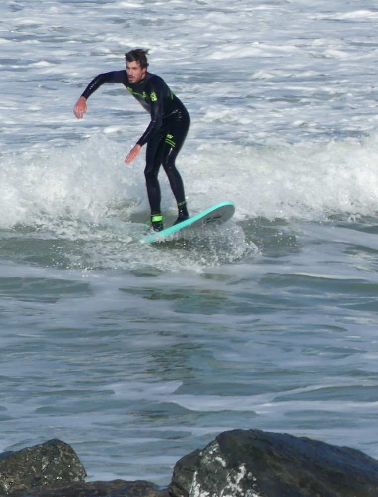 De courageux surfeurs, à Lacanau, en février...