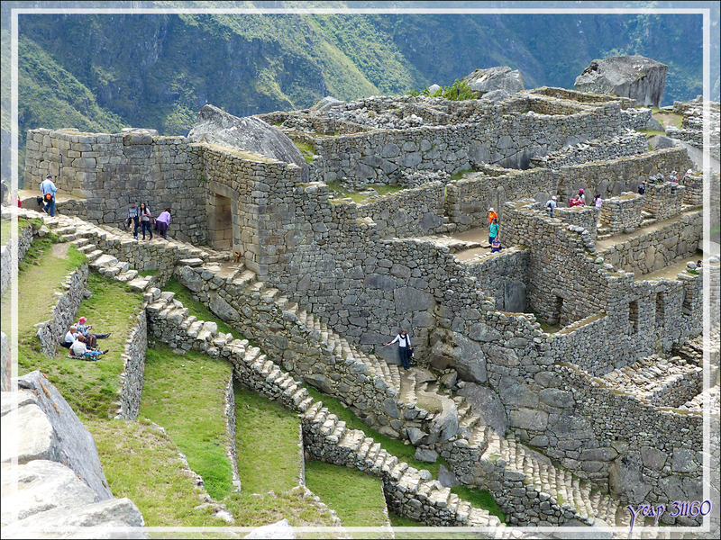 Vues plongeantes sur le Machu Picchu : porte d'entrée et escaliers - Pérou