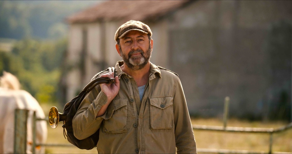 Découvrez la 1ère photo du film FINALEMENT de Claude Lelouch avec Kad Merad, Elsa Zylberstein, Sandrine Bonnaire - Le 13 novembre 2024 au cinéma