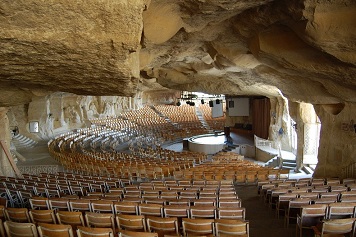 Une église dans une grotte ... 