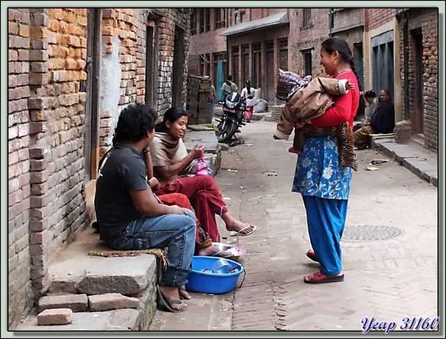 Blog de images-du-pays-des-ours : Images du Pays des Ours (et d'ailleurs ...), Scène de rue à Bhaktapur - Vallée de Katmandou - Népal