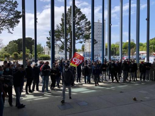 Les fondeurs sont arrivés à Lorient Agglomération en cortège de voiture. Comme devant la sous-préfecture, des gendarmes mobiles les attendent devant les portes.