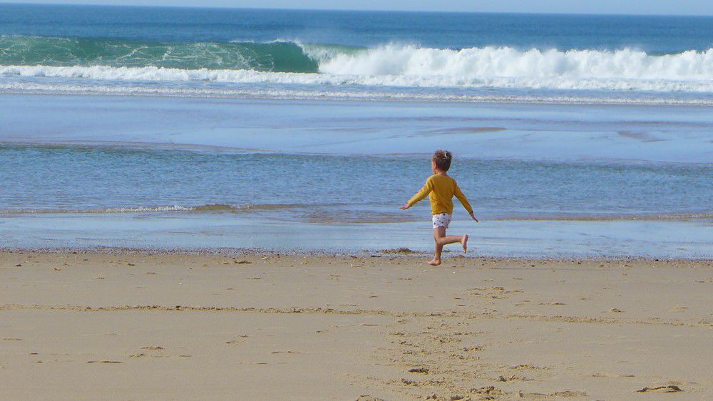 Courir et jouer au foot sur la plage, au bord de l'Océan...