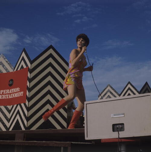 Michele Lee chante pour les troupes américaines