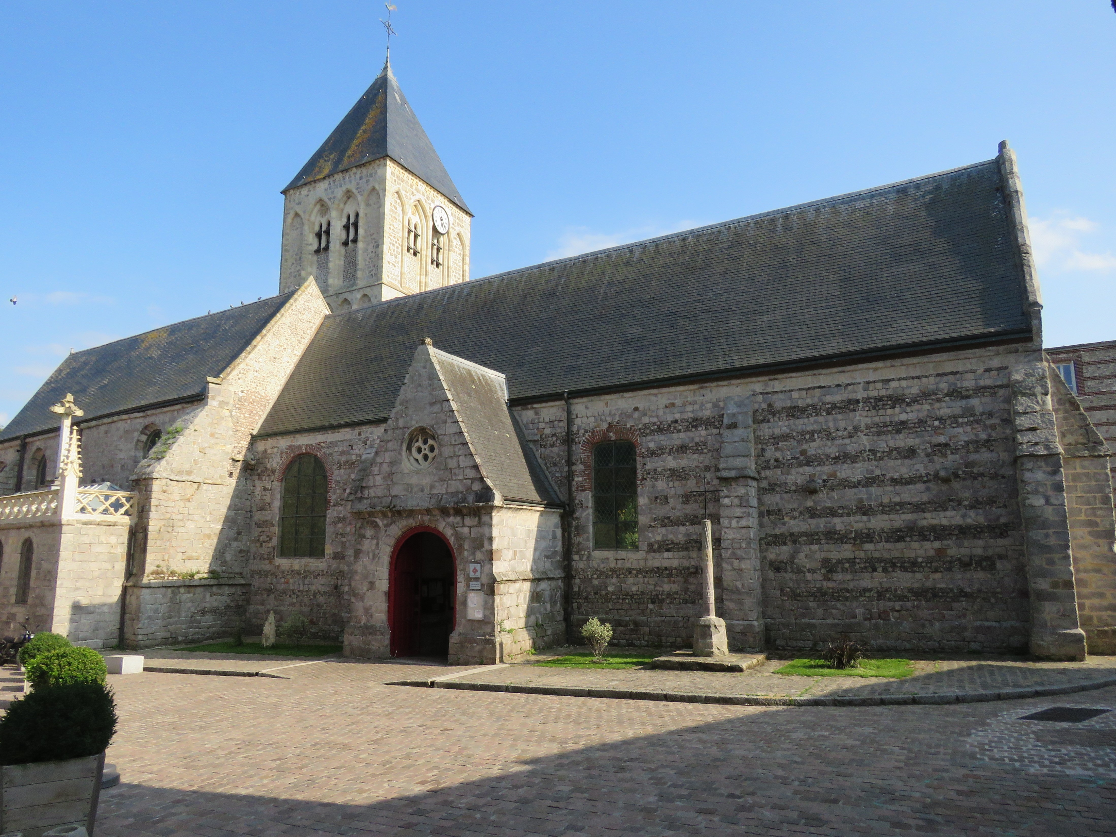 Detail van een zuil. - Picture of Eglise Saint-Martin, Veules-les-Roses -  Tripadvisor