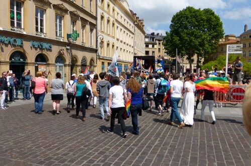 Gay pride dans les rues commerçantes de Metz