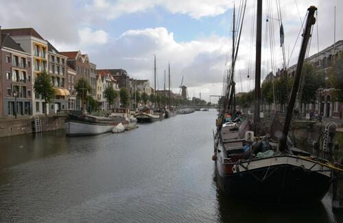 Le petit port historique de Delft à Rotterdam