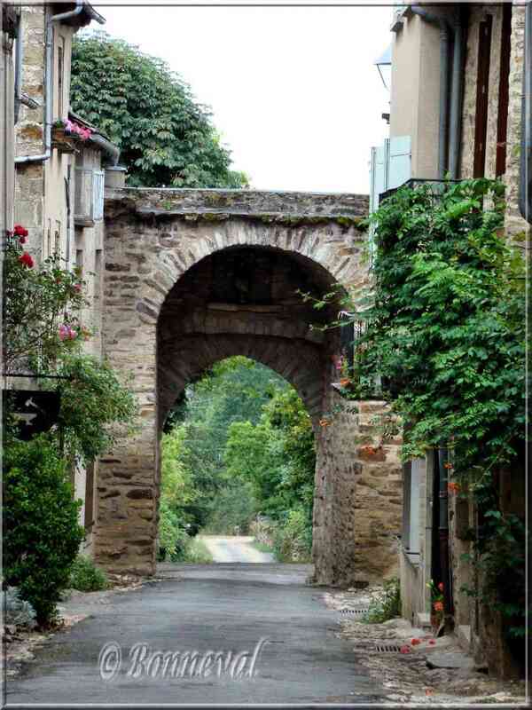 Sauveterre-de-Rouergue Aveyron la Porte Saint Vital