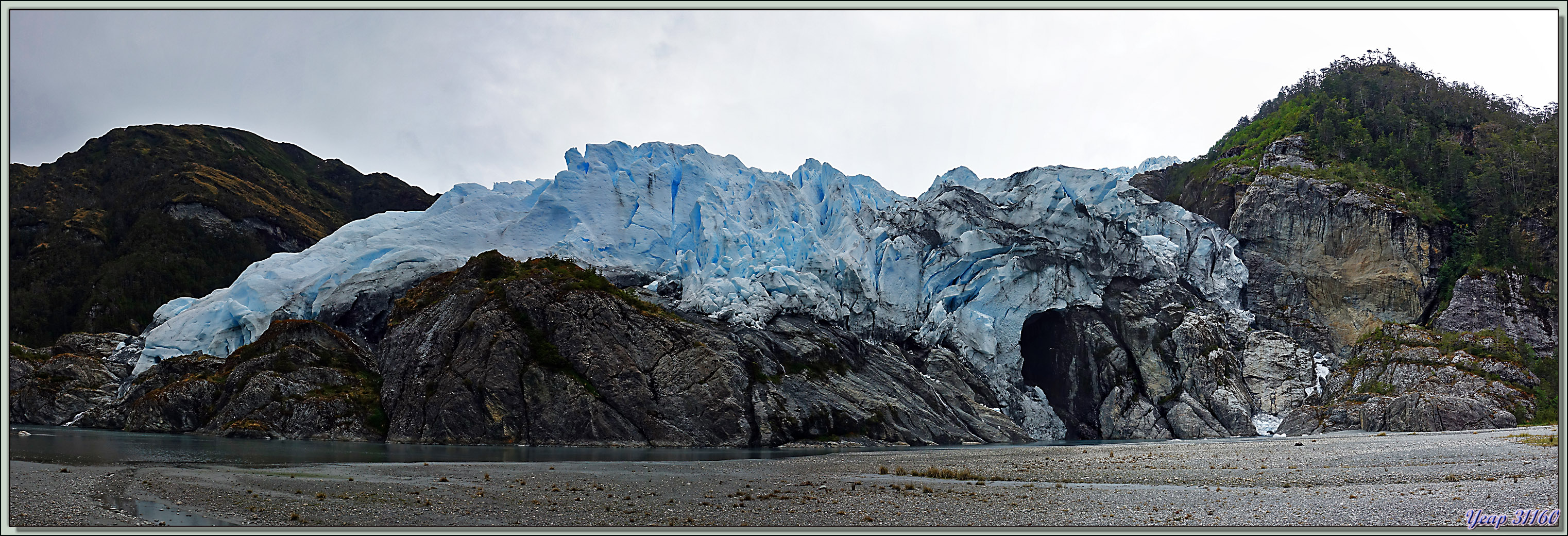 En approchant, on peut mieux admirer le front du glacier, mais sa vue  elle-même est moins belle - Glacier Aguila - Terre de Feu - Patagonie -  Chili - Images du Pays