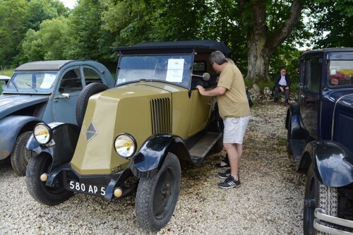 voitures anciennes et vide grenier 