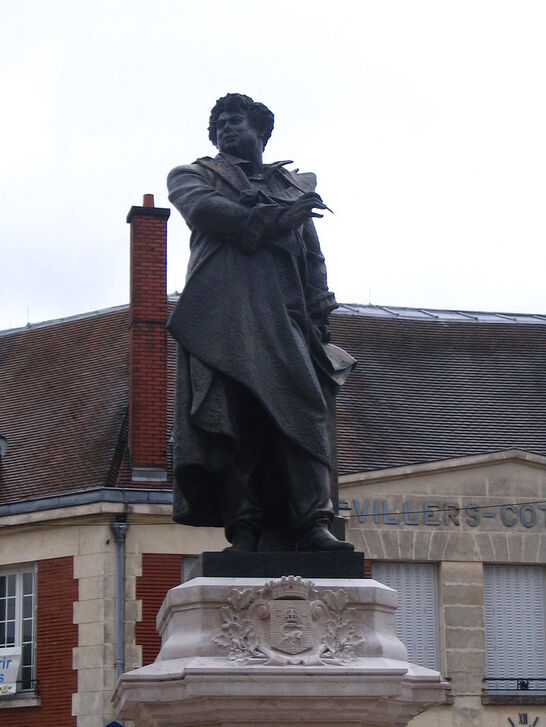 Albert-Ernest Carrier-Belleuse, détail du Monument à Alexandre Dumas (1885), place centrale de Villers-Cotterêts[1]