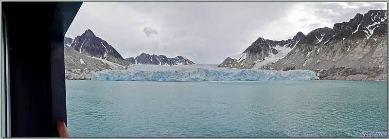 Ne pouvant pas débarquer à cause de l'ours qui rode, en remplacement, on nous fait visiter le fjord et le navire s'approche du front du glacier - Magdalenfjord - Spitzberg - Svalbard - Norvège 