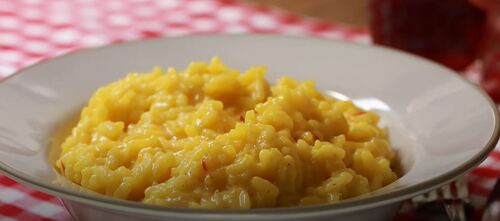 Un plat de Risotto alla milanese