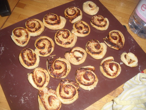 petits feuilletés tomate/emmenthal pour l'apéro!!