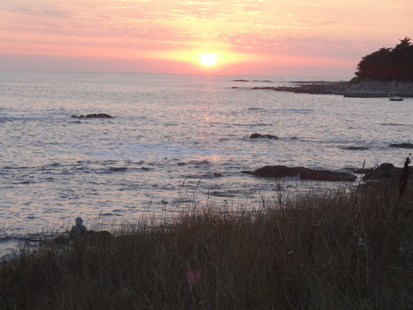 Un pecheur dans le coucher de soleil