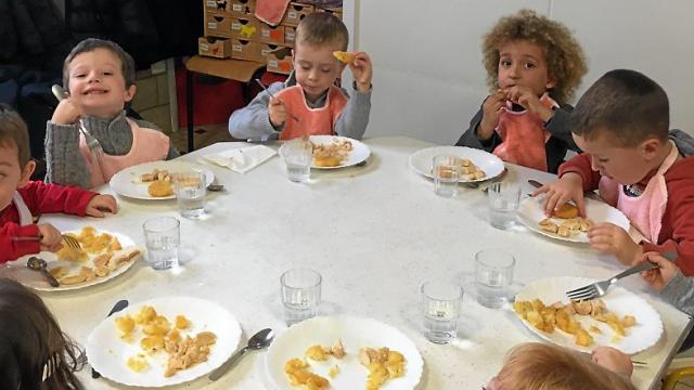 Les écoliers de l'école Saint-Jean ont eu droit à un menu de gala, jeudi midi, pour fêter Noël avec un peu d'avance. Toasts à la mousse de canard, aiguillettes de poulet sauce pain d'épice et smileys de pomme de terre, bûche du chef au chocolat et clémentines. Les éclats de rires étaient au menu de ce repas de fête apprécié de tous.