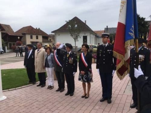 *  Obenheim -Transmission de fanion  entre Chasseurs Alpins