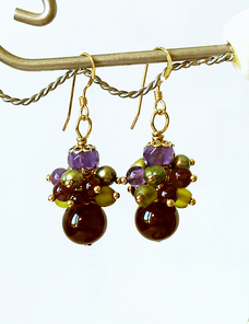 Boucles d'oreilles Grappe Pierres Multicolores : Grenat, Serpentine, Améthyste et Perles de Culture / Plaqué Or 14kt Gold filled