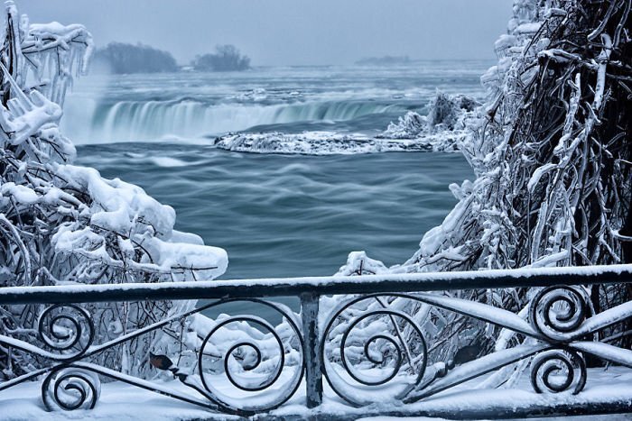 Il fait si froid au Canada que les chutes du Niagara sont gelées et semblent sorties tout droit de Narnia