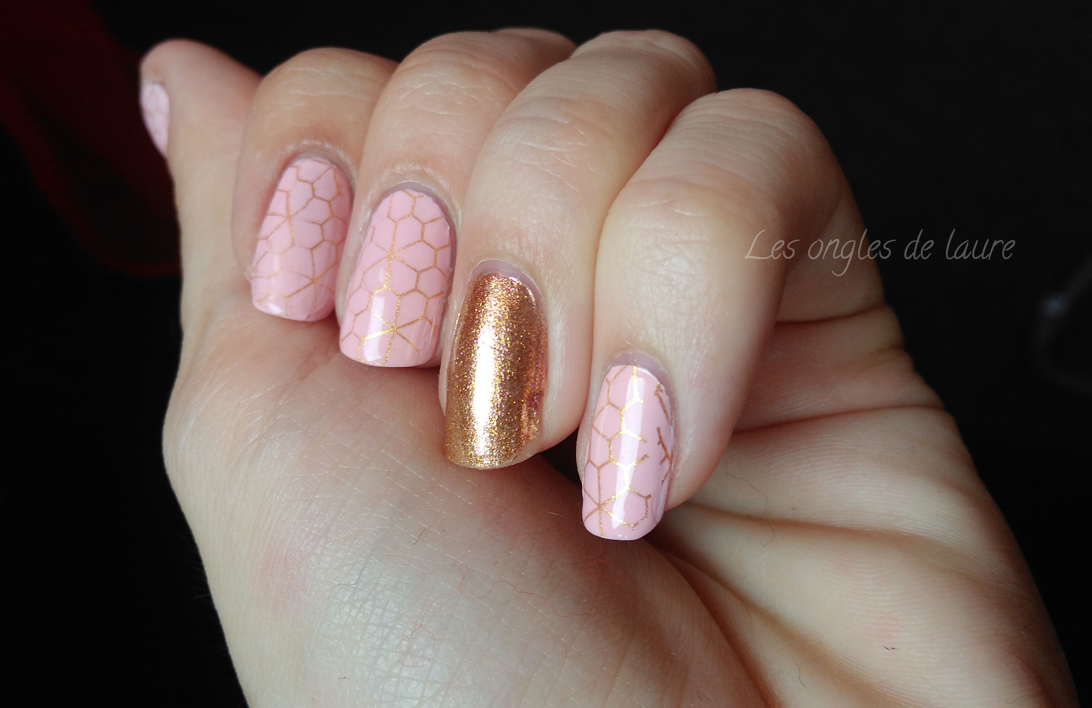 Je retourne ma veste : stamping rose et doré - Les ongles de Laure - Blog  Nail Art