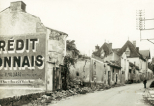 Rue du village en ruines de Mouleudier, 21 juin 1944.