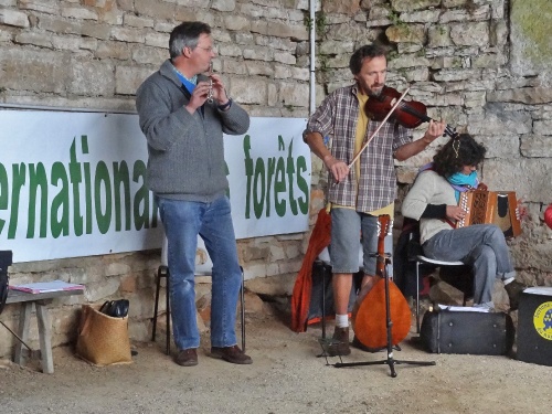 "Engoulevent" un groupe folk a clôturé en beauté les deux journées du Patrimoine proposées par Châtillon-Scènes...