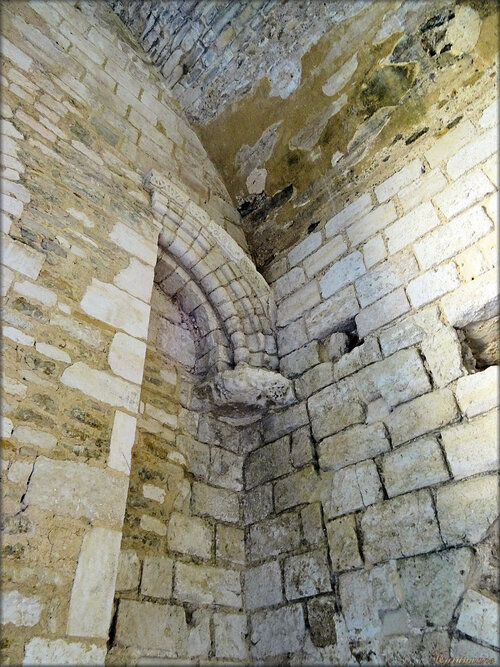 A la porte du Sanctuaire (Abbaye de Maillezais)