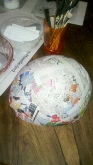 étape 1 ,bandes de papiers collées sur un ballon de baudruche avec de la colle papier peint