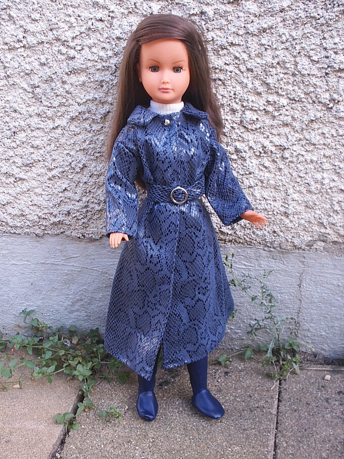 Dolly de Gégé - maxi manteau en skaï bleu