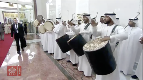 Arrivée à Abou Dhabi @ Vatican NewsArrivée à Abou Dhabi @ Vatican News