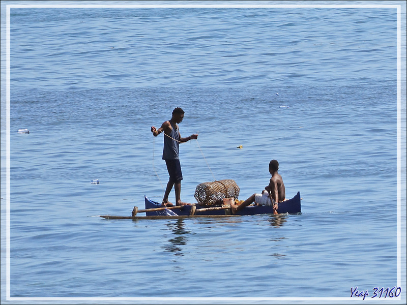 Un acrobate : Le pêcheur au casier - Nosy Be - Madagascar