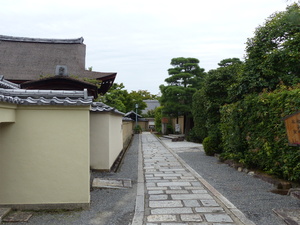 Une allée dans le Daitoku-ji
