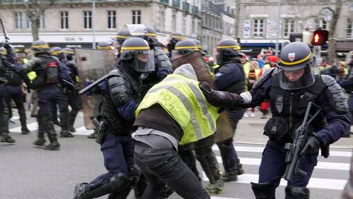 Les trois Gilets jaunes qui ont jeté des projectiles sur des policiers, samedi 5 janvier 2019 à Quimper (Finistère), sont placés sous contrôle judiciaire. Ils seront jugés le 22 janvier.