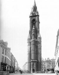vue du beffroi de Tournai avec ses contreforts