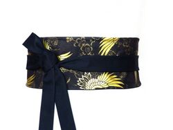 Un kimono fleuri et sa ceinture Obi