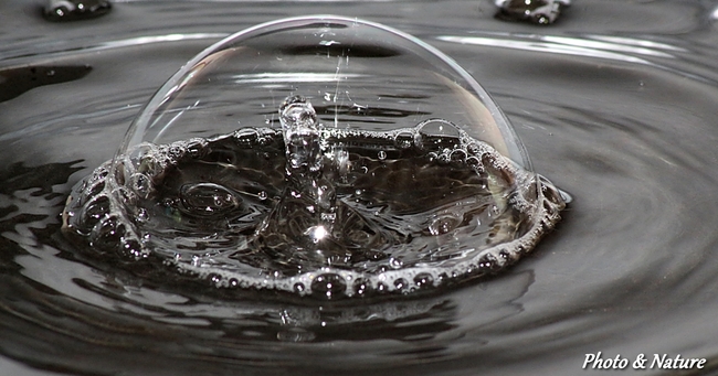 Goutte d'eau dans une bulle de savon