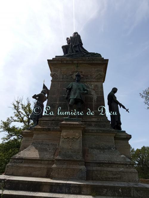 Sainte-Anne d'Auray, le monument du comte de Chambord
