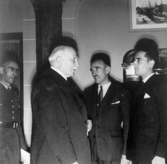 François Mitterrand et le Maréchal Pétain, le 15 octobre 1942, à l’Hôtel du Parc, siège du Gouvernement de Vichy 
