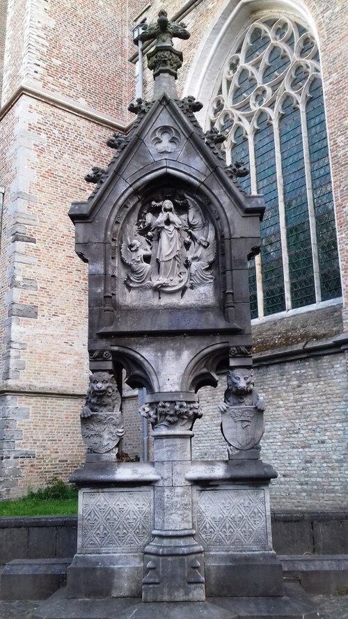 Calvaire devant l’église Notre-Dame de Bruges