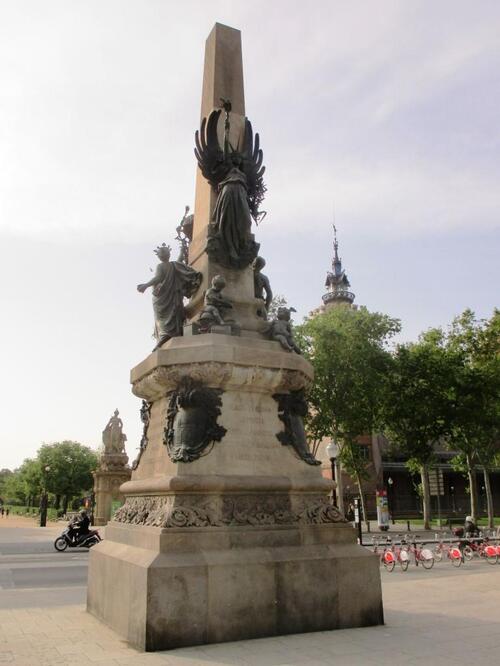 Statue devant le parc de la Citadelle à Barcelone