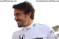 Alonso regarde dans son rétroviseur