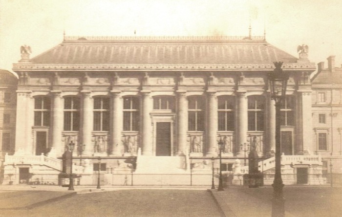 La façade de la Cour d’assises du Palais de Justice, rue de Harlay (Tirage sur papier albuminé